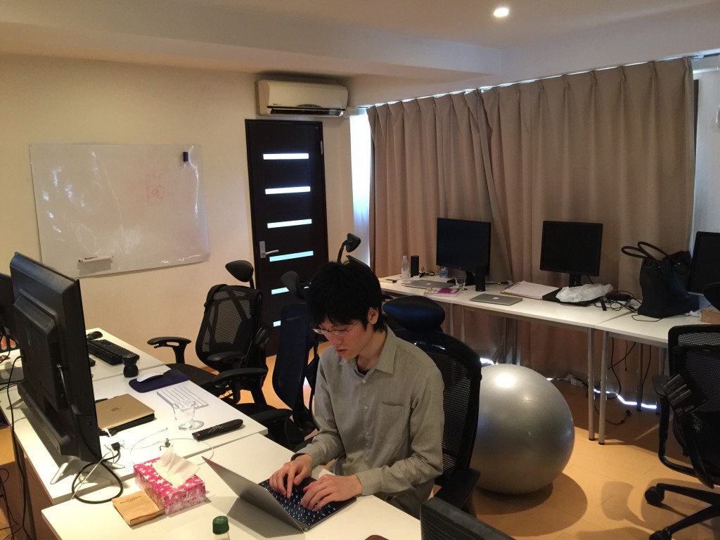 一人で黙々とやっている石井のみの写真